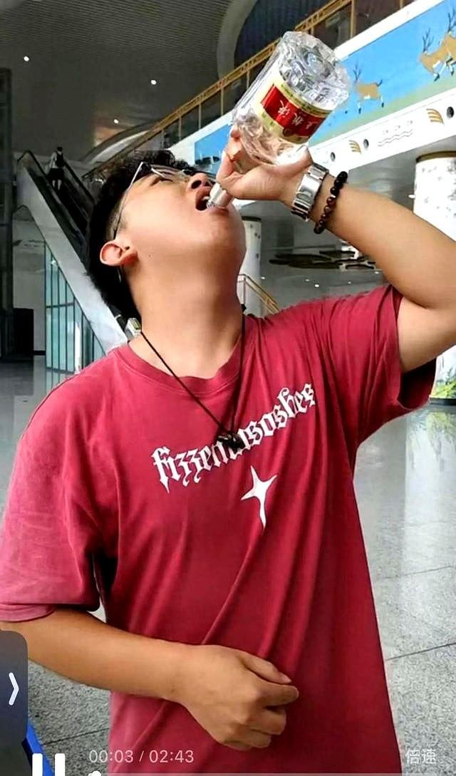 kaiyun-小伙带开盖五粮液上高铁被拦，当场2分钟喝完8两，事后收到五粮液