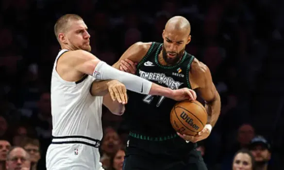 开云体育官网-戈贝尔常规赛生涯面对约基奇20胜12负，季后赛10胜12负