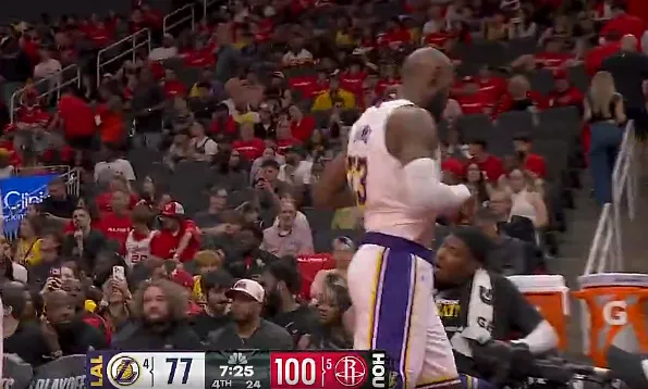 詹姆斯得到10分后下场休息，湖人落后20+换下全主力投子认负